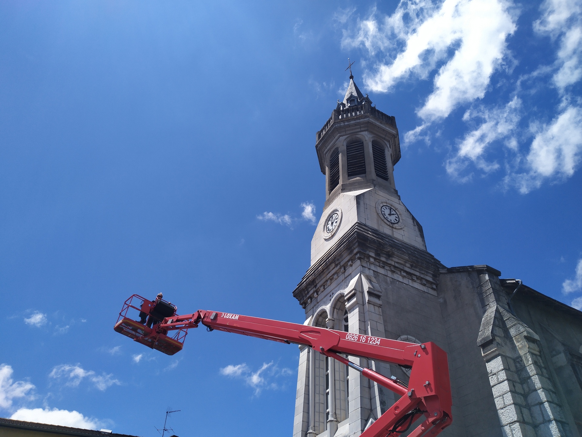 La nacelle monte vers le toit de l'église Saint-Roch