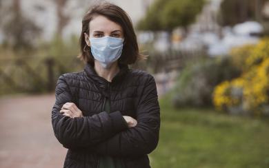 Femme portant un masque lors de l'épidémie de COVID-19